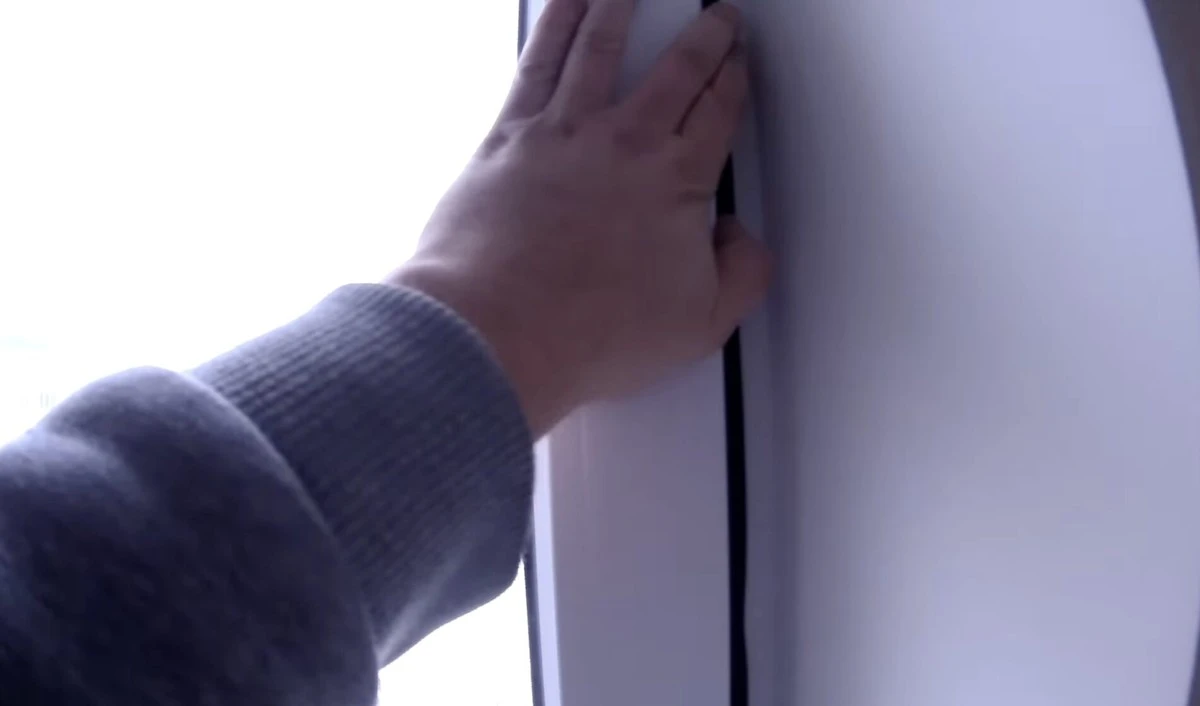 Bílý pás polystyrenu pod závěsem: V únoru 2026 takto ušetříte tisíce