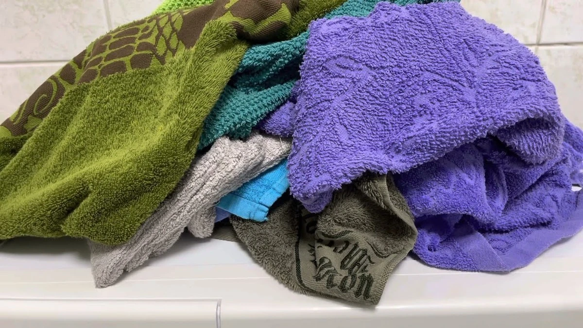 Proč zkušení rodiče přidávají do pračky obyčejný ocet místo aviváže