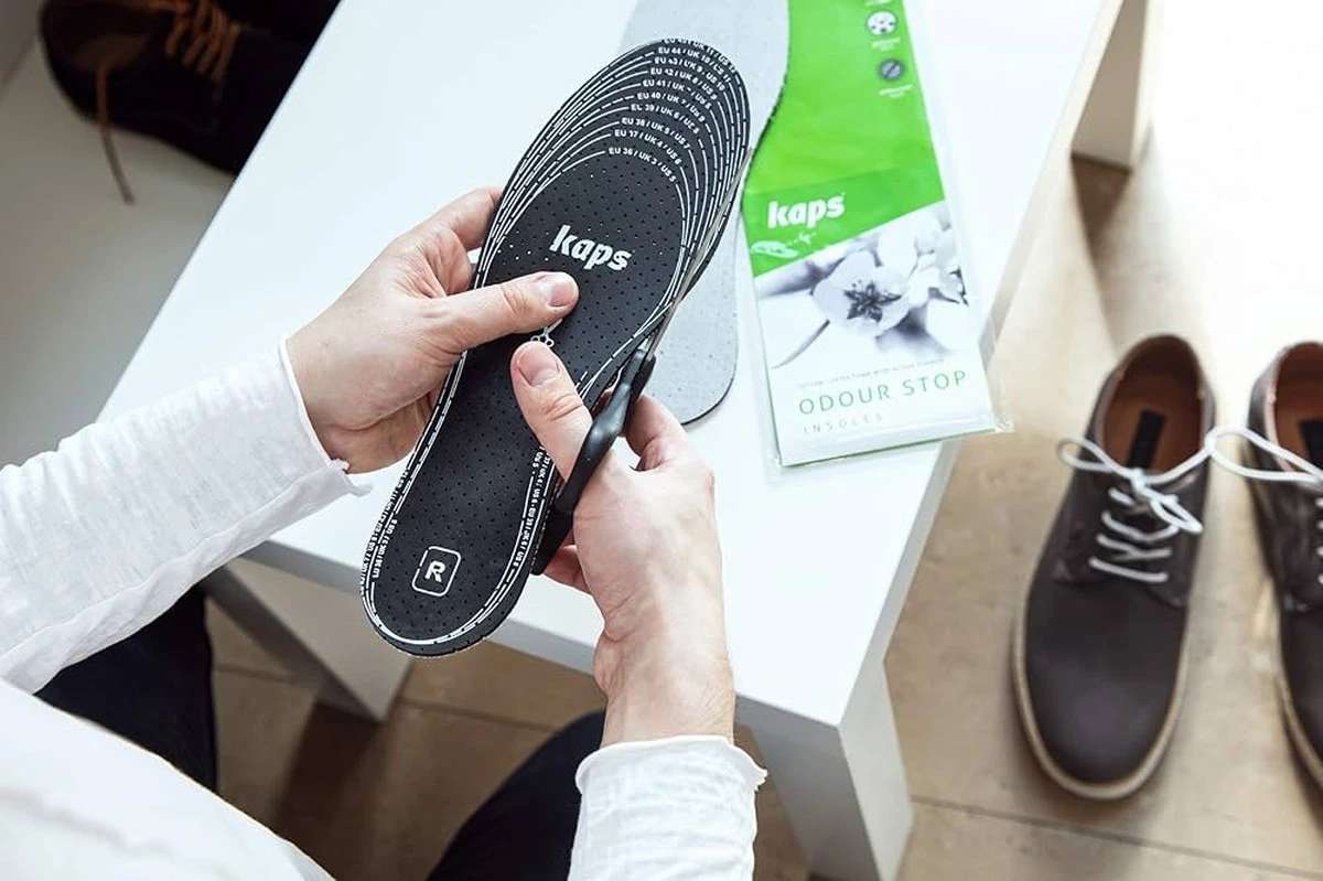 Proč zkušení cestovatelé dávají tabletu černého uhlí do bot před spaním - image 1