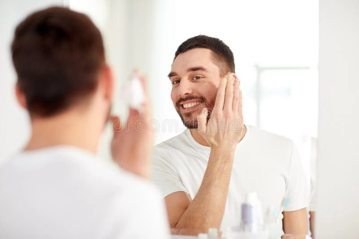 Proč zkušení hostitelé nanášejí trochu pěny na holení na koupelnové zrcadlo - image 1