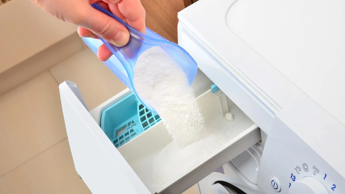Proč vaše pračka zapáchá? Tahle chyba s práškem ničí buben i prádlo - image 1