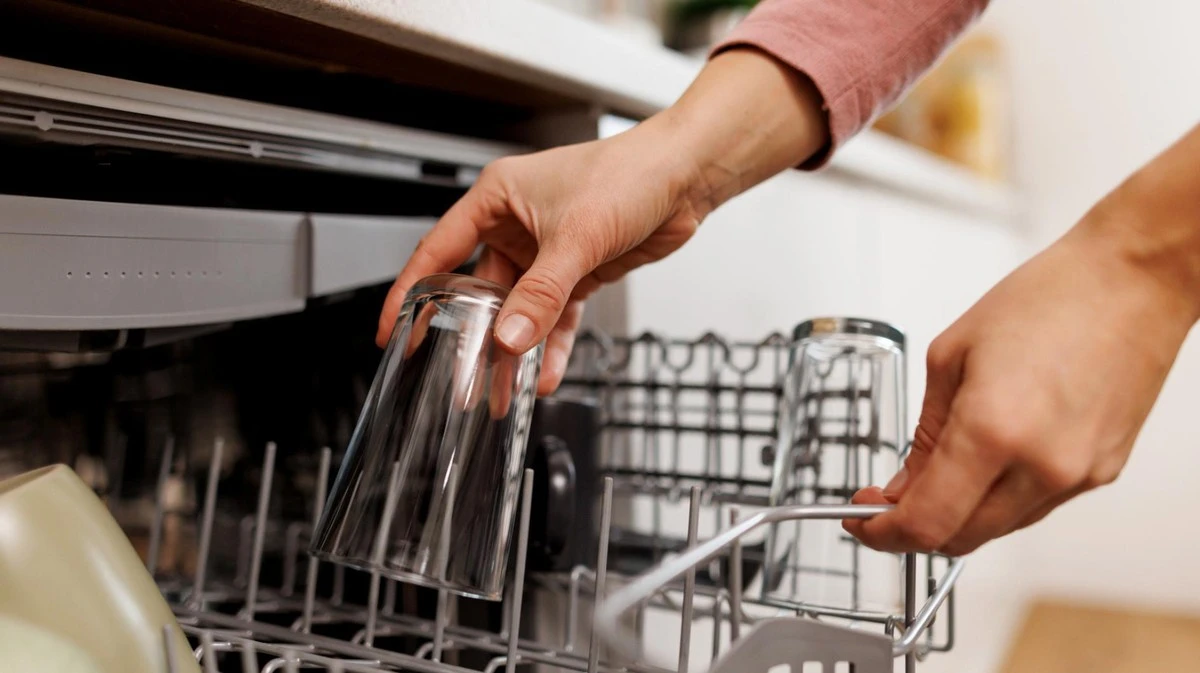 Proč zkušení lidé dávají do horního koše myčky sklenici s octem