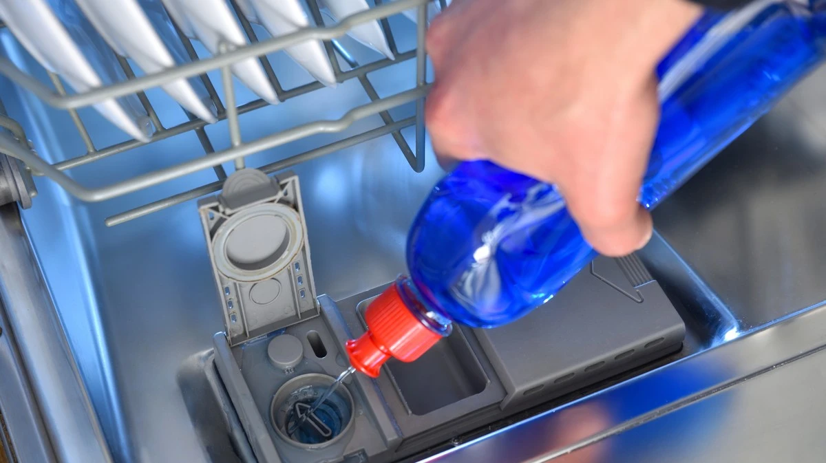 Proč zkušení uklízeči přidávají lžíci leštidla do myčky do vody na okna