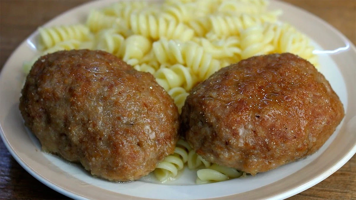 Proč zkušení kuchaři obalují karbanátky v ovesných vločkách místo mouky