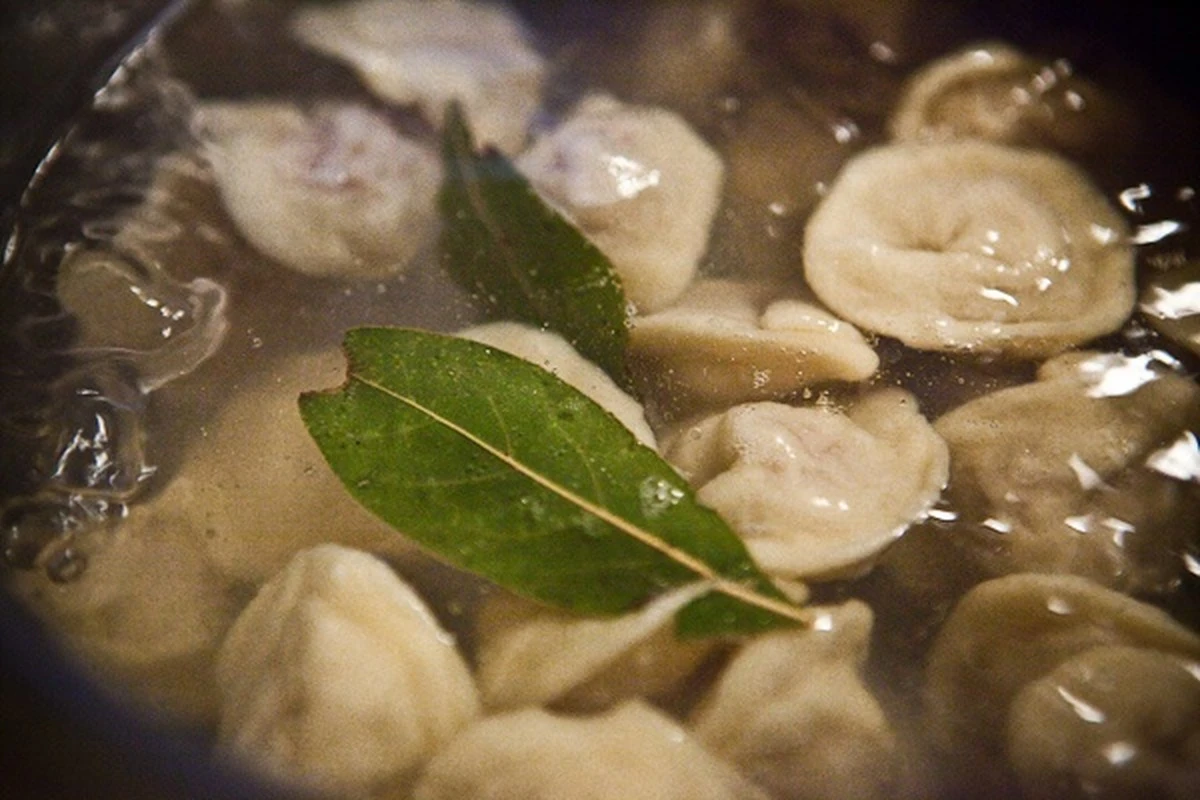 Proč zkušení kuchaři dávají lžíci oleje do vody na pelmeně - image 1