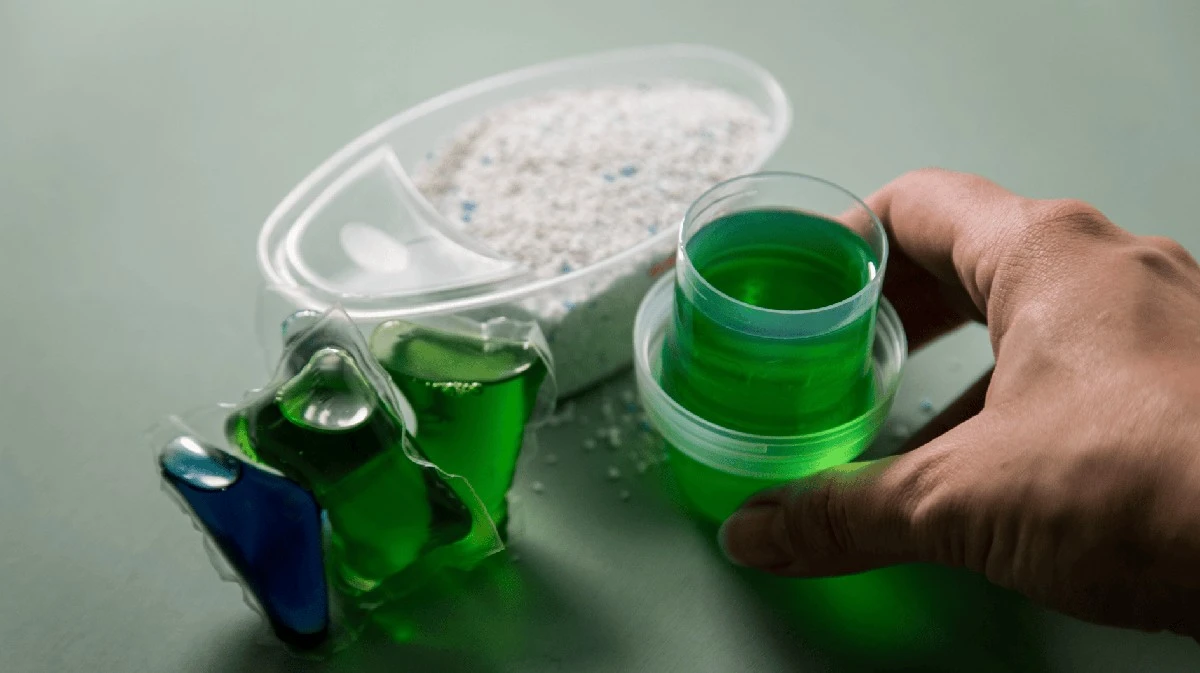 Proč se vracím ke klasickému prášku: Expert vysvětluje, v čem tekuté gely selhávají