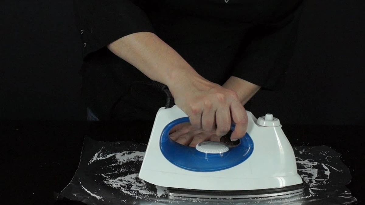 proczkuseniopra-extra-1.webp Proč zkušení opraváři pokládají kus alobalu na žehlicí prkno - image 1