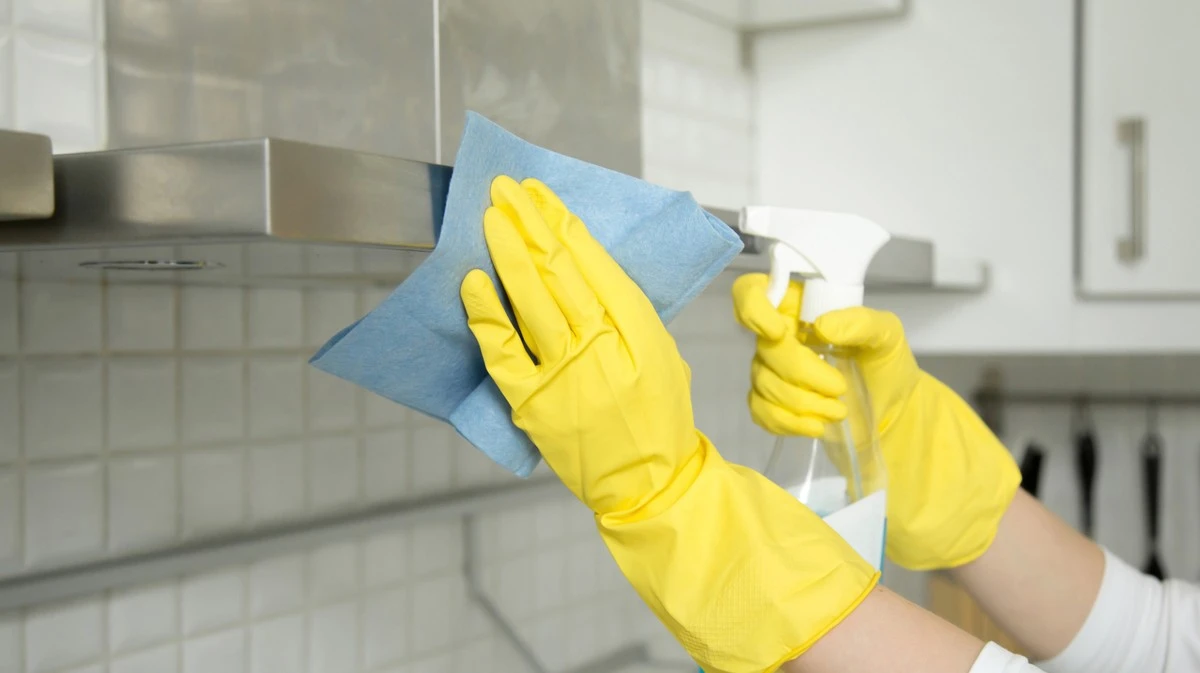 Proč zkušení kuchaři čistí digestoř běžným rostlinným olejem