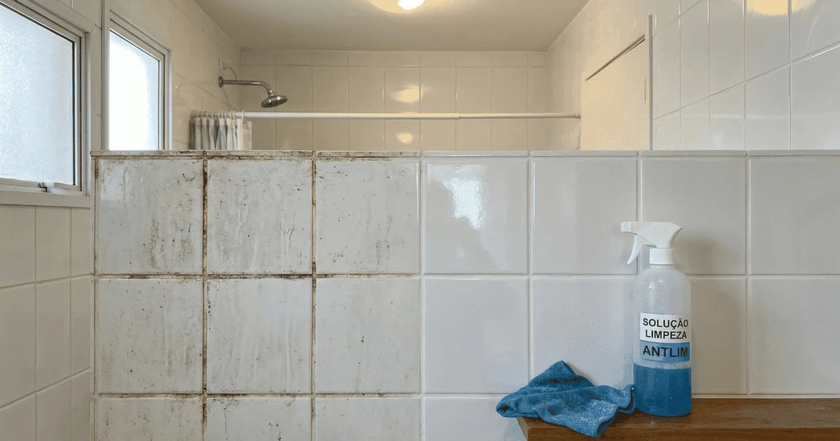 Proč se v Česku vrací trend čistit staré koupelnové kachličky obyčejným octem