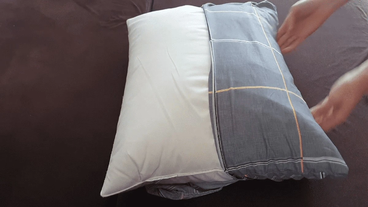 Proč zkušení hoteliéři dávají malý polštář do velkého povlaku pomocí dvou pohybů