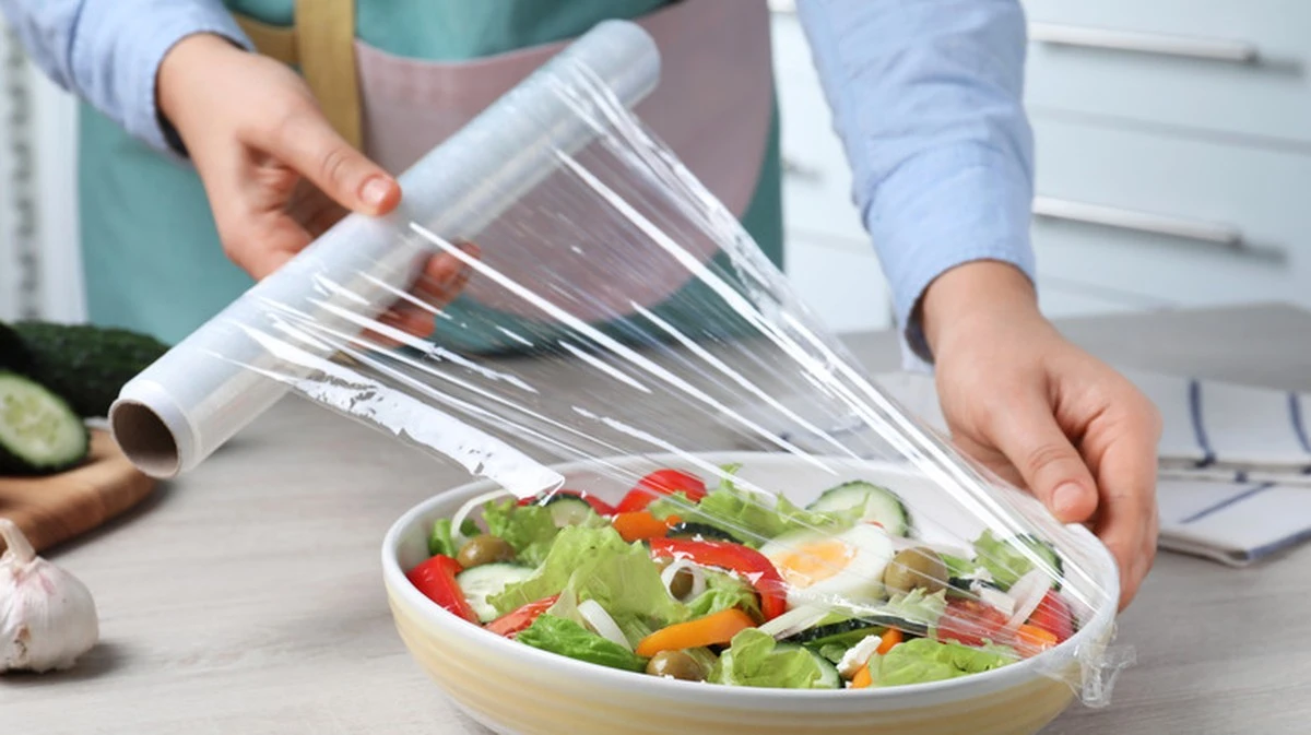 proczkusenikuch-extra-1.webp Proč zkušení kuchaři po každém použití dvakrát otočí ruličku potravinářské fólie - image 1