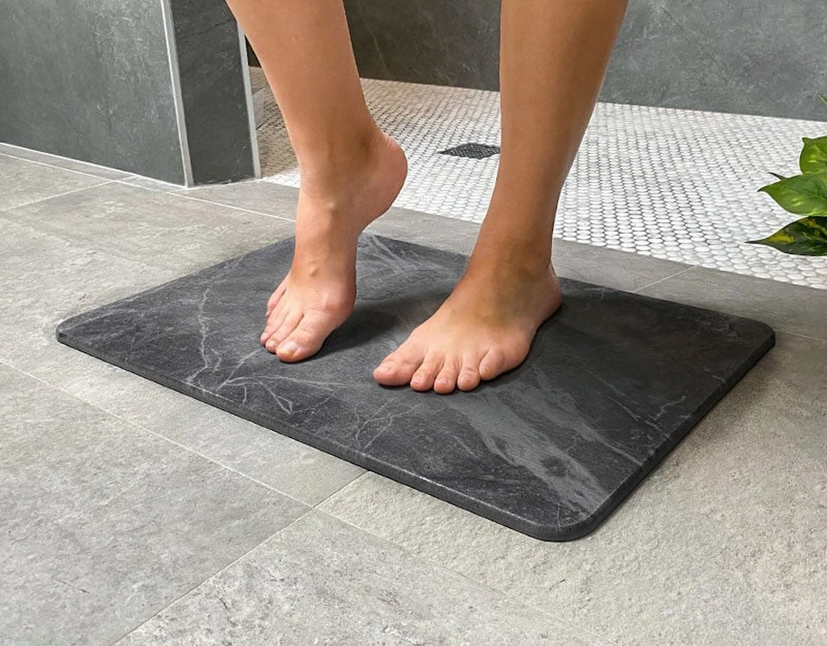 Proč se v moderních koupelnách místo látkové předložky objevuje tuhá deska z diatomitu - image 1