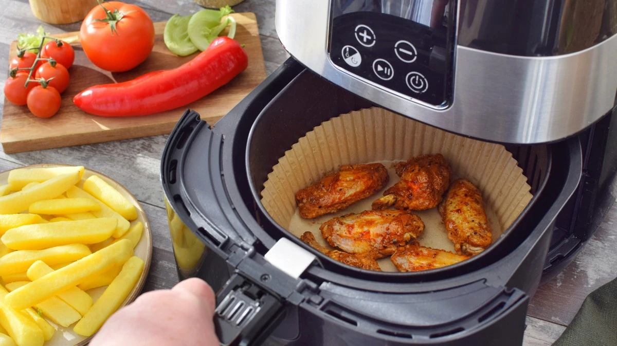 Proč zkušení kuchaři nedávají pečicí papír do airfryeru