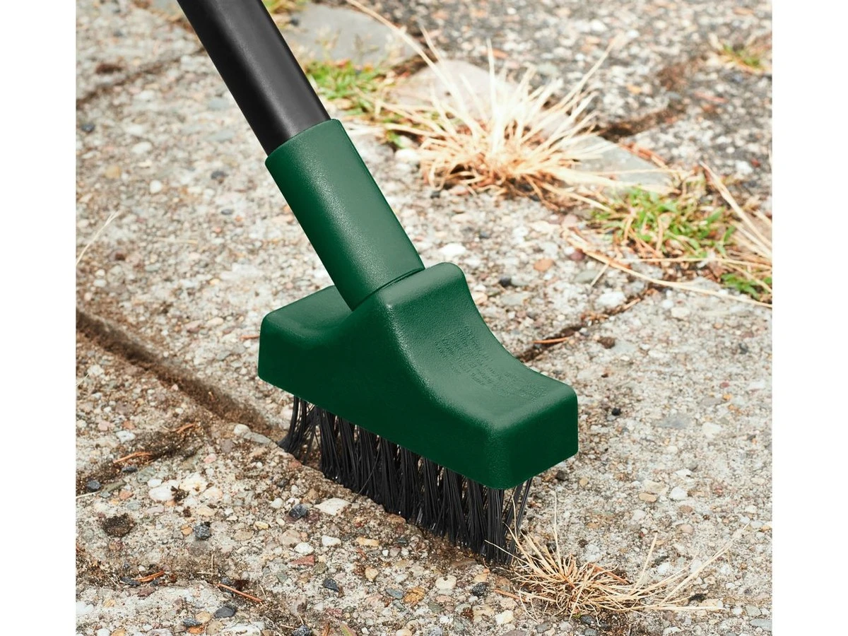 Proč zkušení čeští zahrádkáři strkají do spár terasy ocelovou škrabku s dlouhou rukojetí - image 1