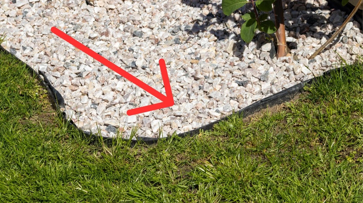 Proč zkušení zahrádkáři dávají kovové pásy hluboko do země