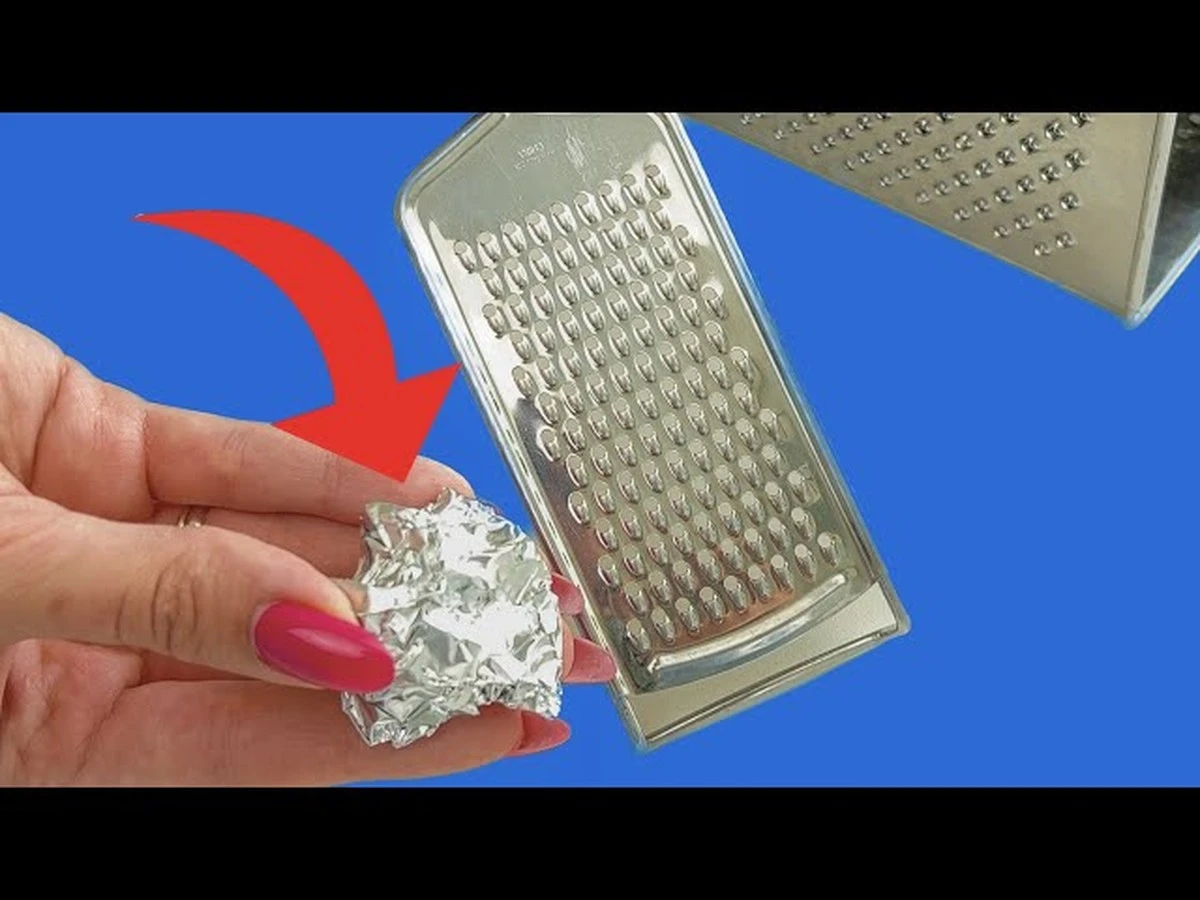 Proč zkušení kuchaři třou kuličku alobalu o staré kuchyňské struhadlo - image 1