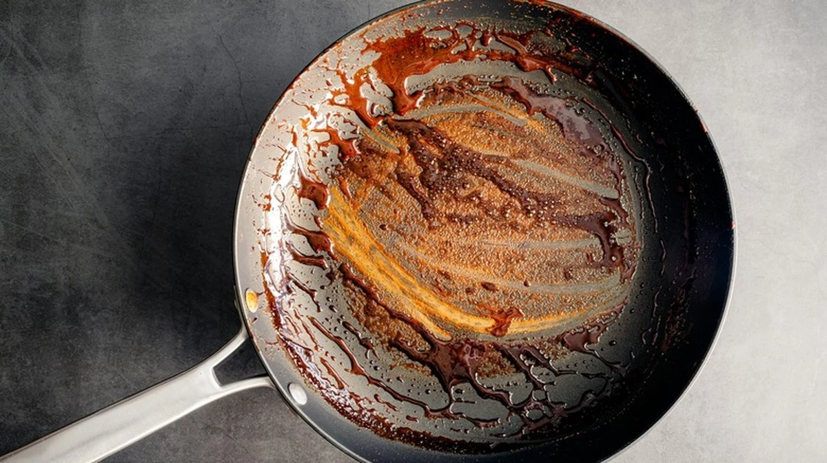 proczkusenikuch-extra-1.webp Proč zkušení kuchaři sypou jedlou sodu na staré pánve - image 1