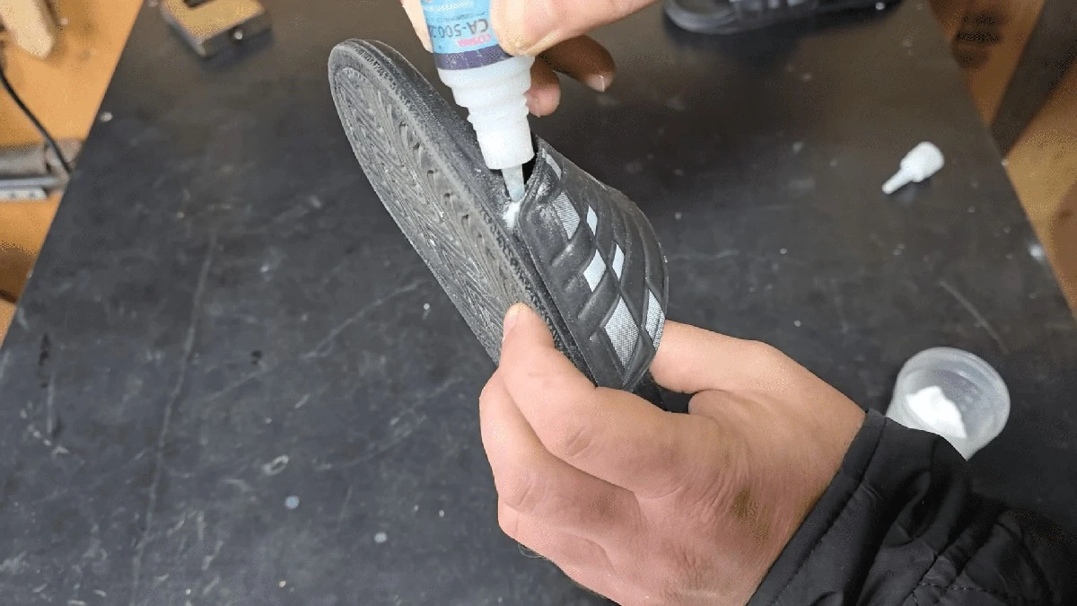 Proč zkušení ševci vkládají do prasklé podrážky kousek obyčejné vaty