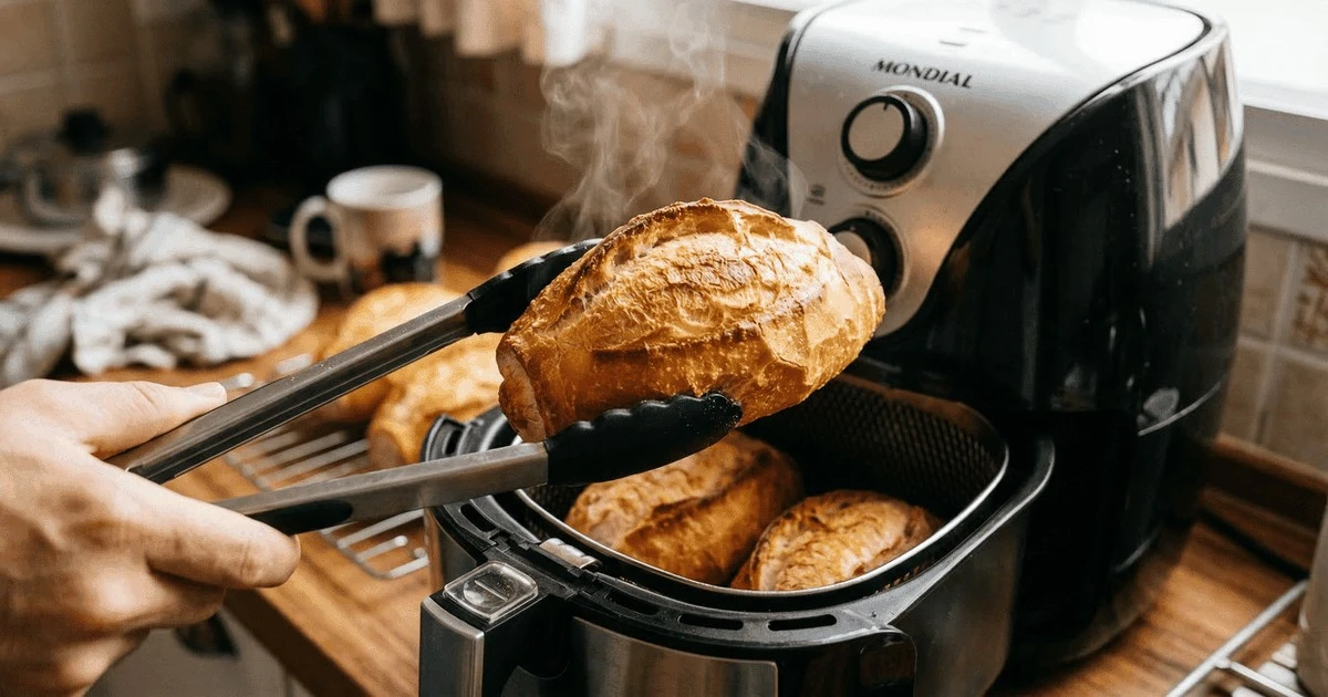Proč zkušení kuchaři před vložením do fritézy potírají staré pečivo vodou