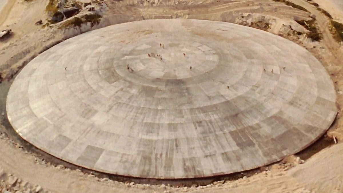 Proč vědci s obavami sledují betonový dóm v Pacifiku