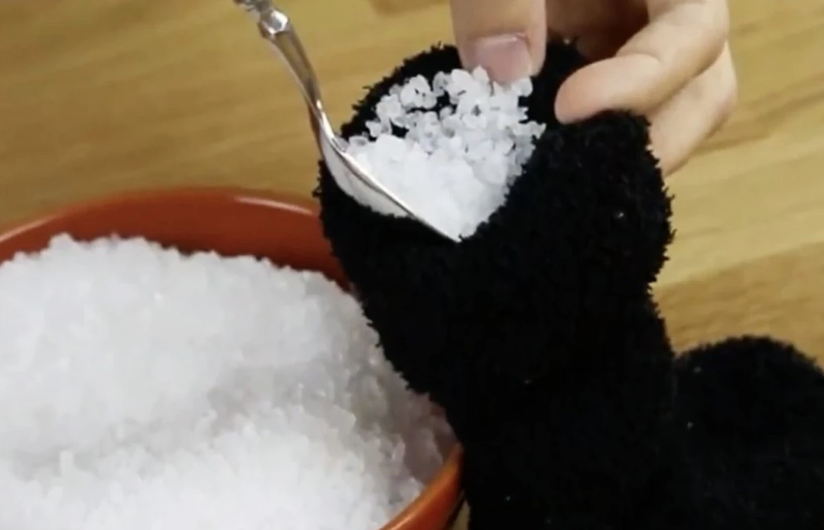 Proč zkušení hospodáři dávají v zimě na okenní parapet ponožku se solí