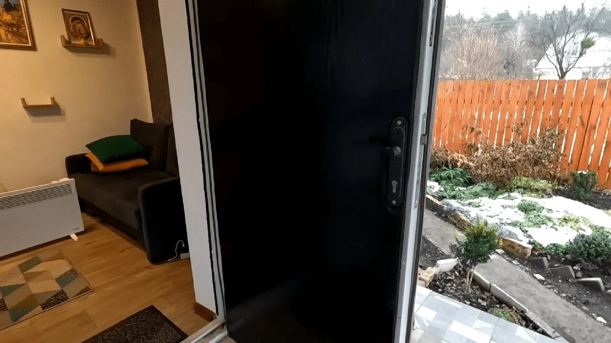 Proč zkušení chataři lepí na vchodové dveře černou pěnu z kaučuku