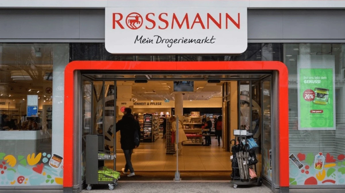 Proč se v drogerii Rossmann stojí fronty na retro hodiny za pár korun