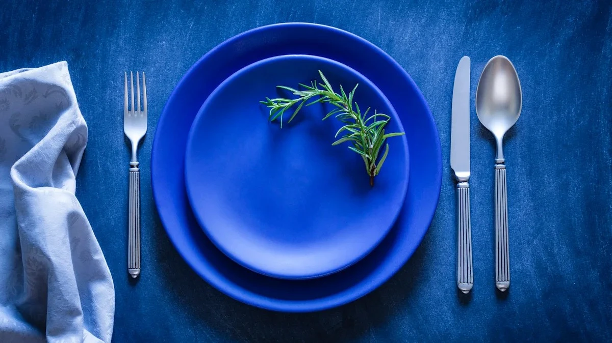 Proč zkušení dietologové doporučují vyměnit bílé talíře za tmavě modré - image 1