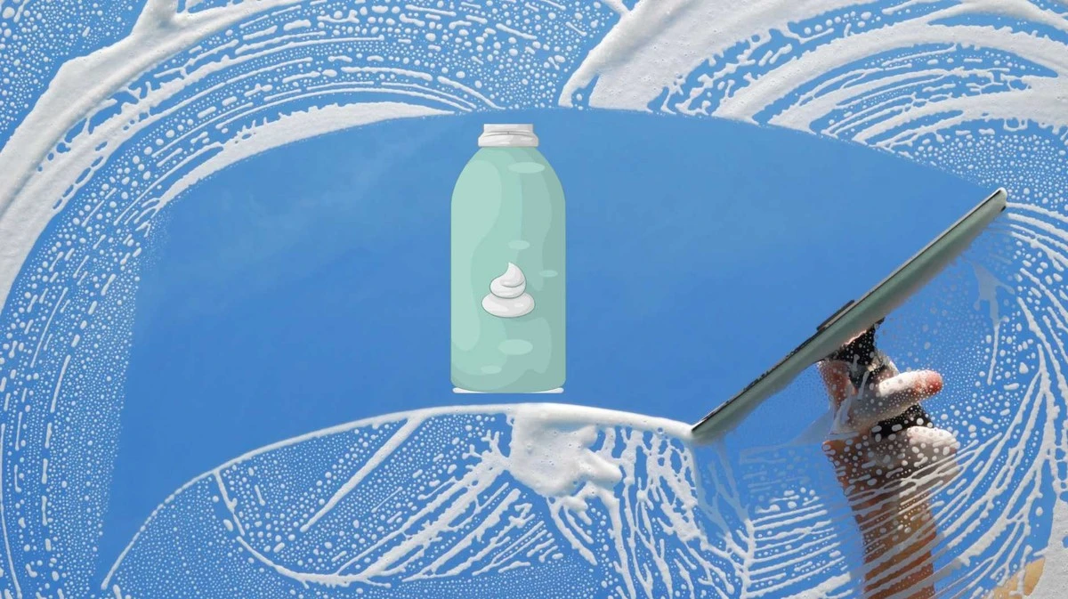 Proč zkušení hostitelé nanášejí pěnu na holení přímo na okenní tabule