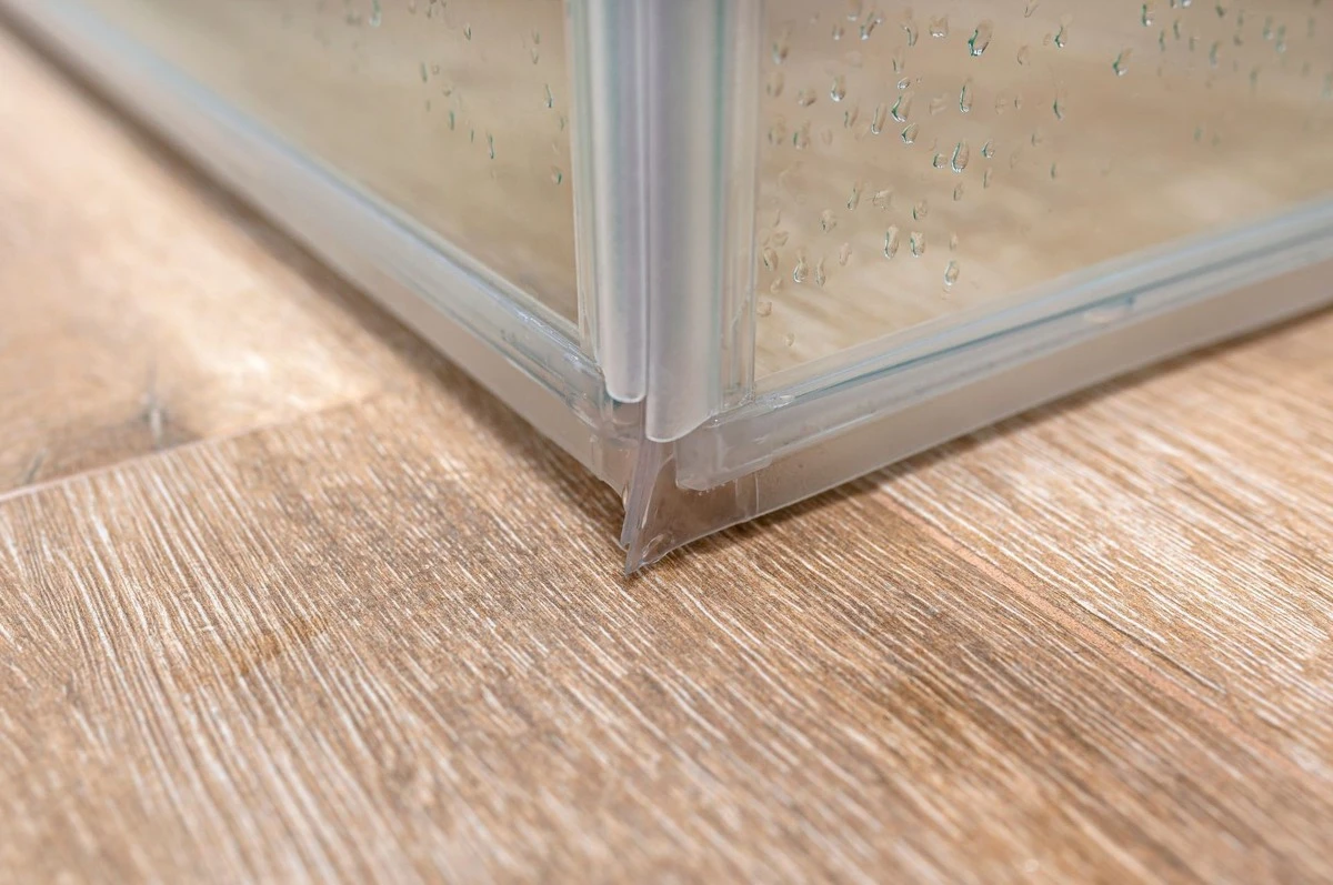 Proč zkušení hostitelé nanášejí zubní pastu na těsnění v koupelně