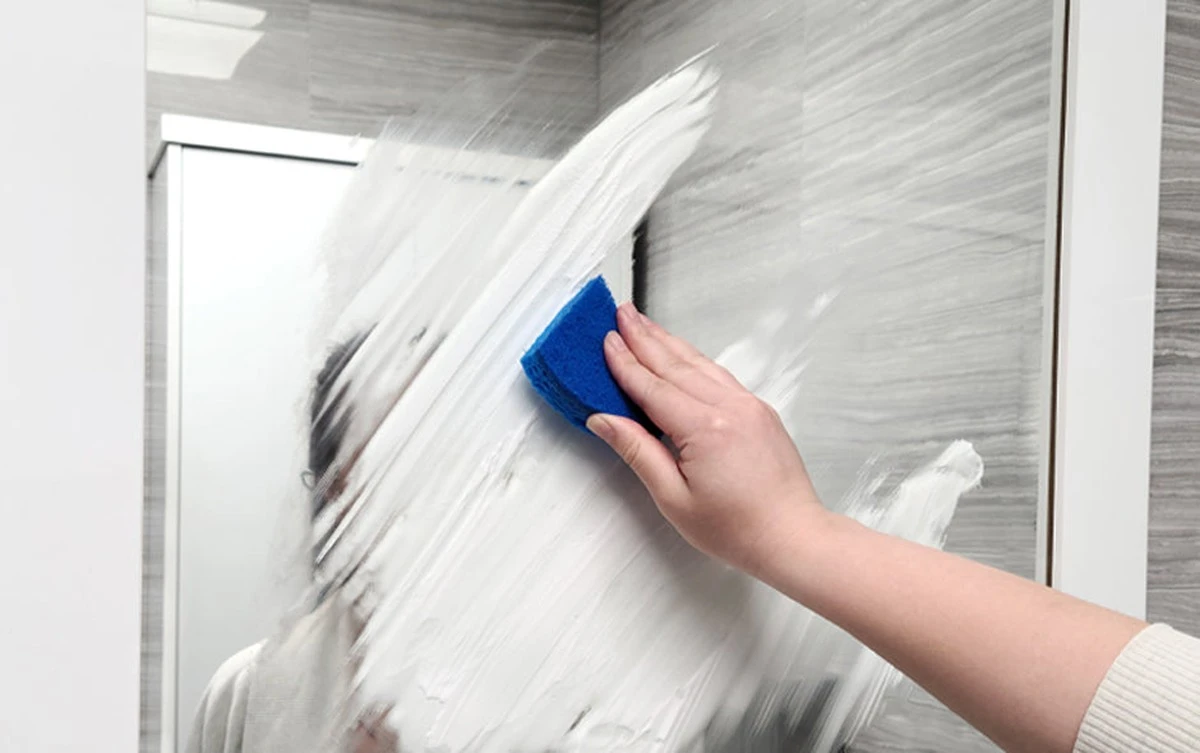 Proč zkušení hostitelé nanášejí pěnu na holení přímo na okenní tabule - image 1