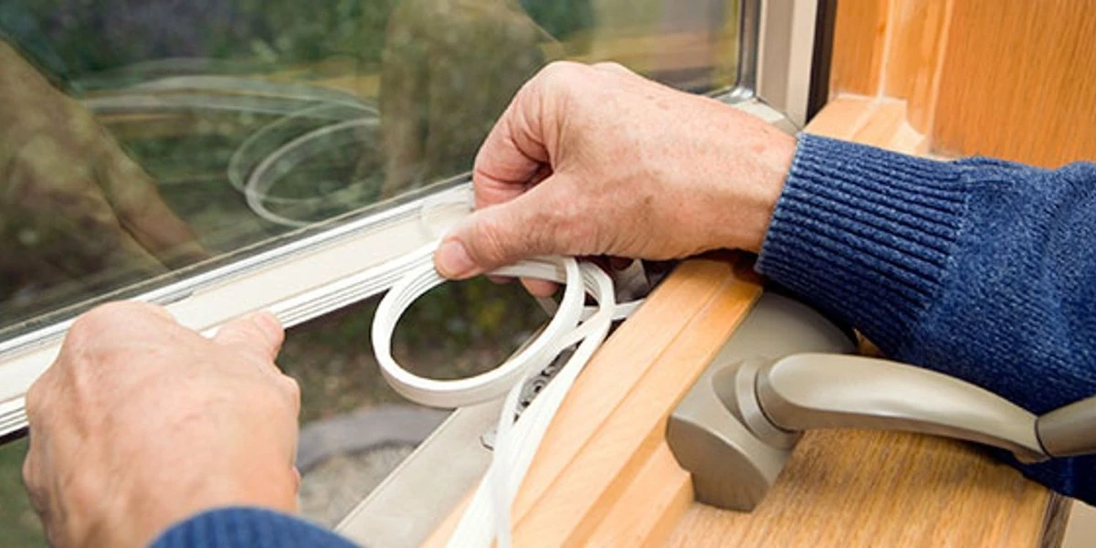 Proč zkušení chalupáři dávají staré deky k okennímu rámu - image 1