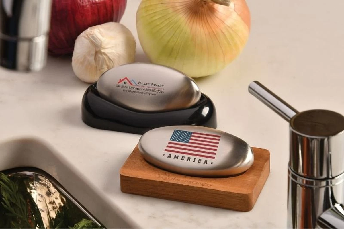 Proč zkušení kuchaři po krájení česneku berou do ruky nerezovou lžíci - image 1