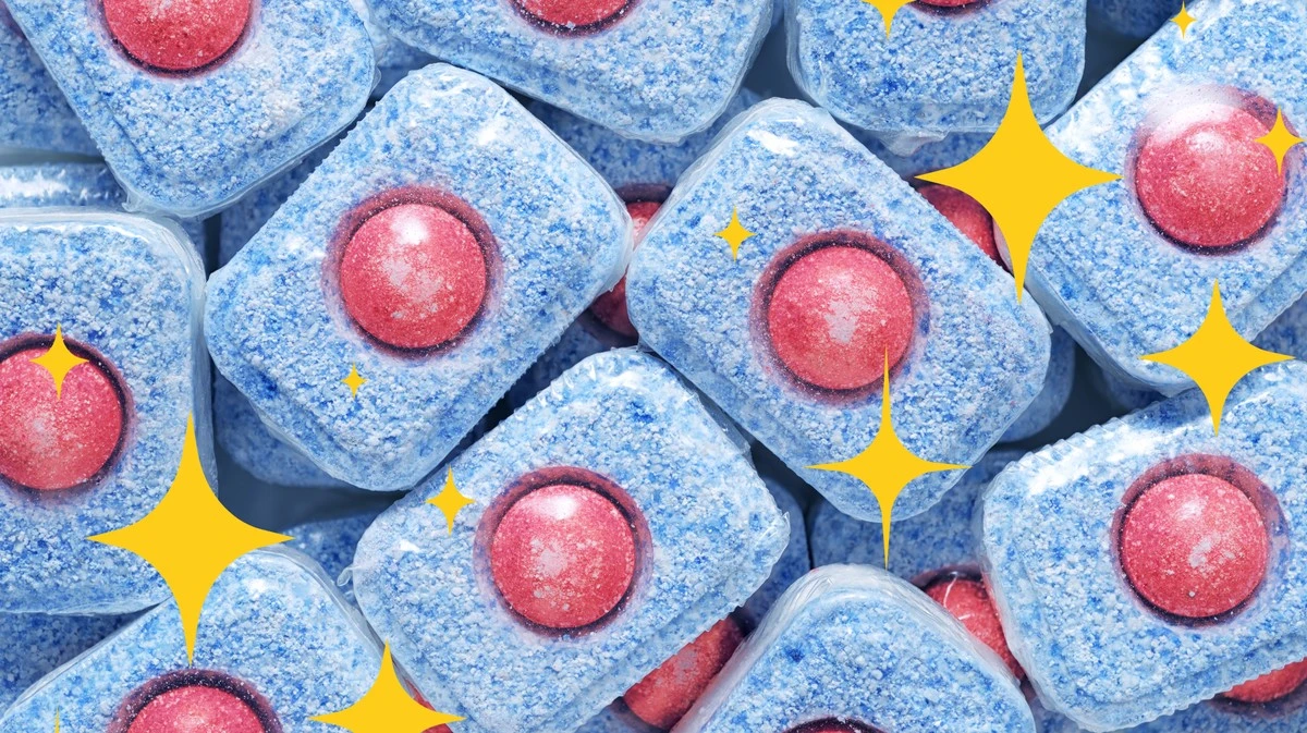 Proč zkušení hostitelé dávají tabletu do myčky do kouta sprchy