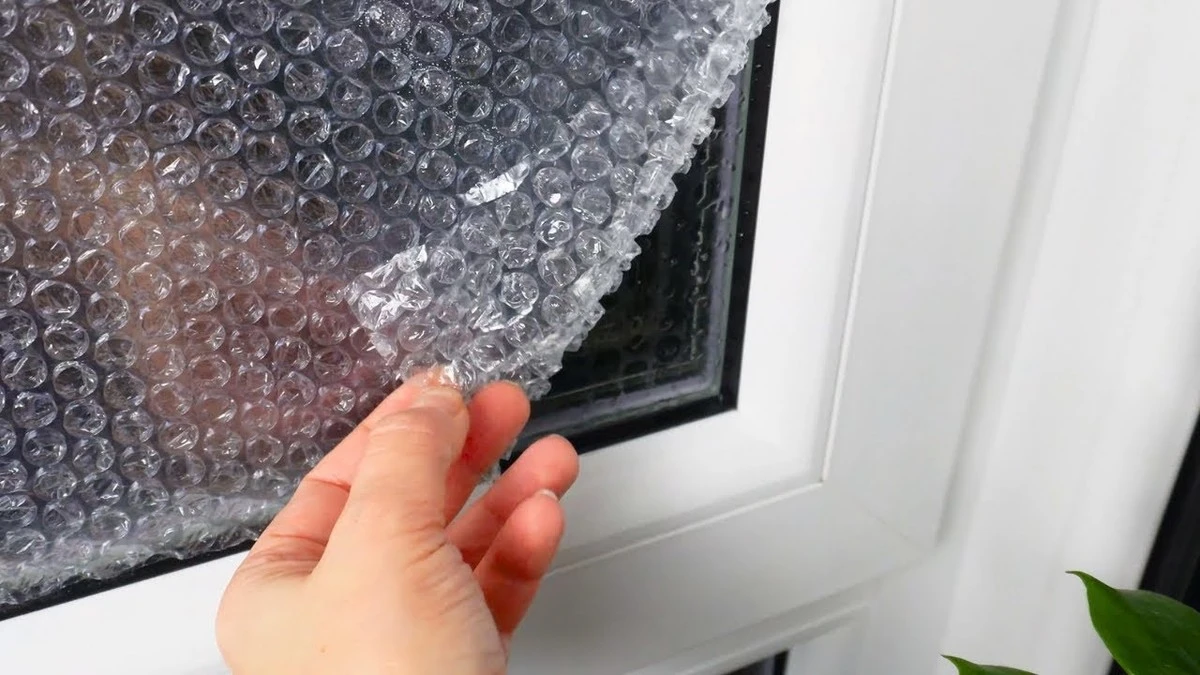 Tato 5Kč bublinková fólie na okno zvýší teplotu o 4 stupně - image 1