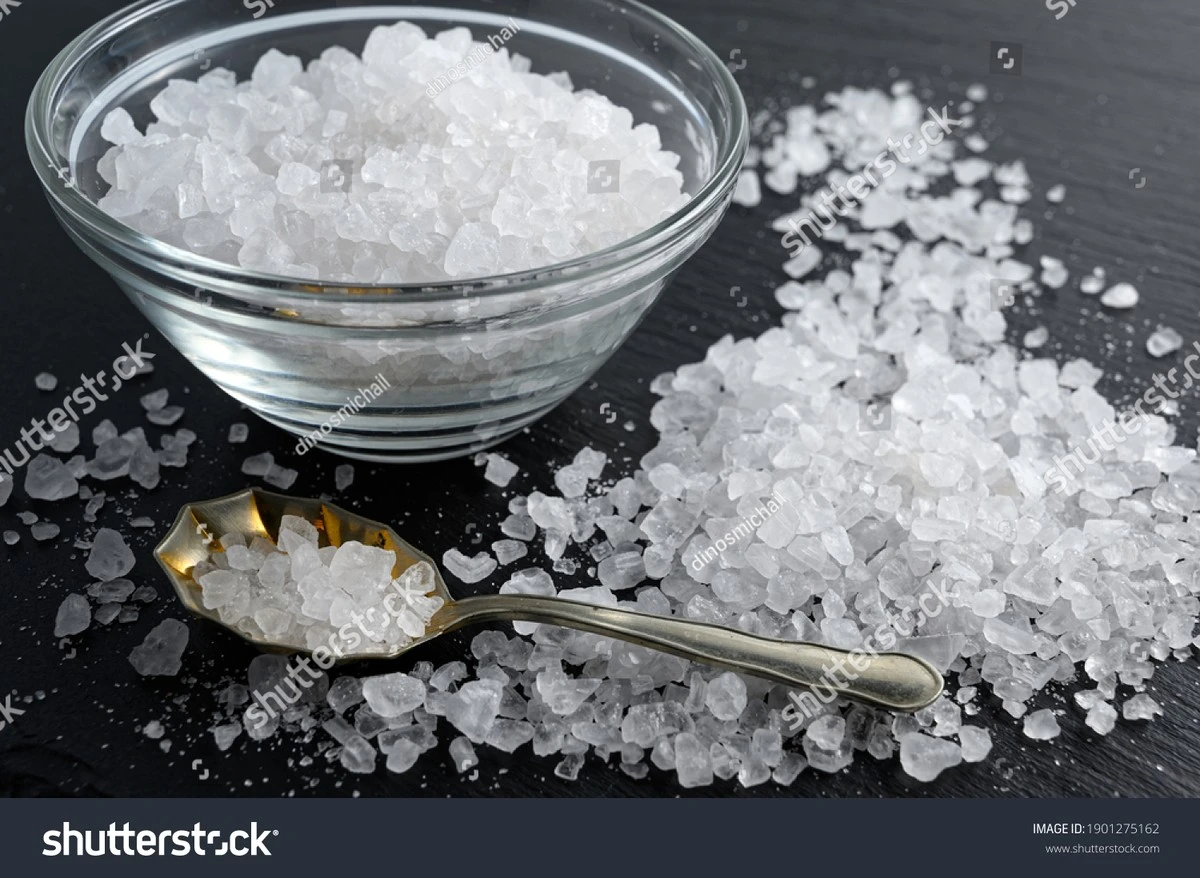 Proč zkušení lidé dávají misku se solí do rohu místnosti - image 1