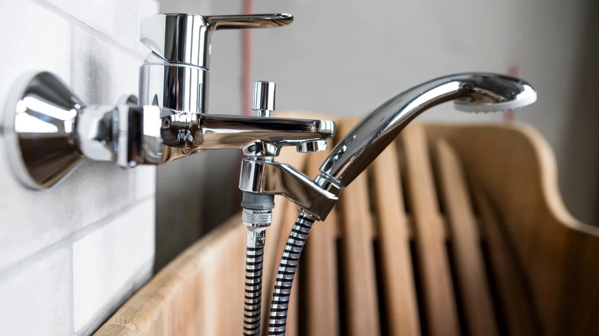 Proč zkušení hostitelé potírají čisté vodovodní baterie obyčejnou svíčkou